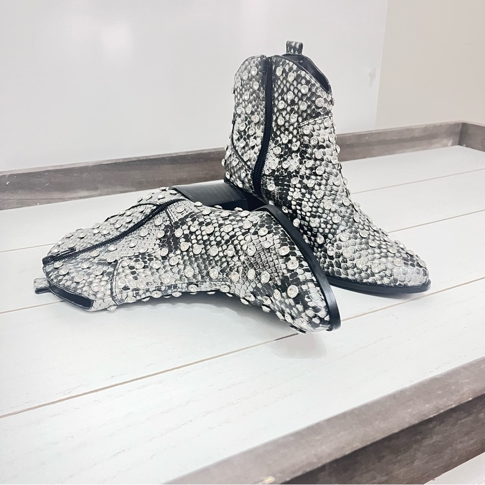 Betsey Johnson Jenkins  Embellished Western Booties Point toe Women’s Sz 6
